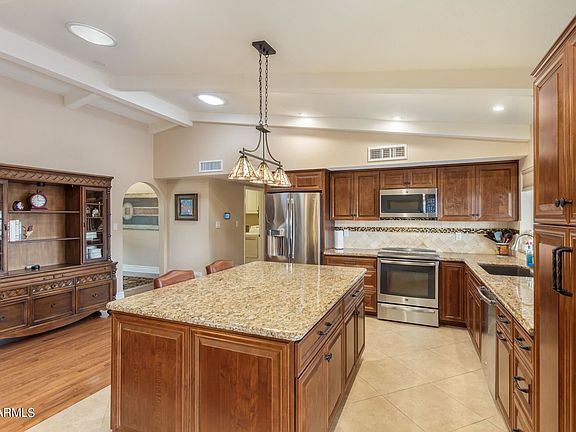 5th image of 122 E Tierra Buena Ln