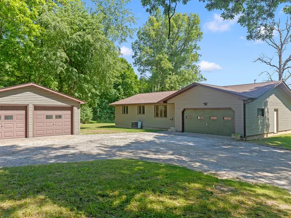1122 Woodland Ln, Le Claire, IA 52753