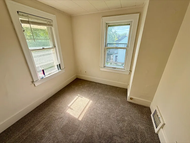 1215 Pondview Ave — Photo 8