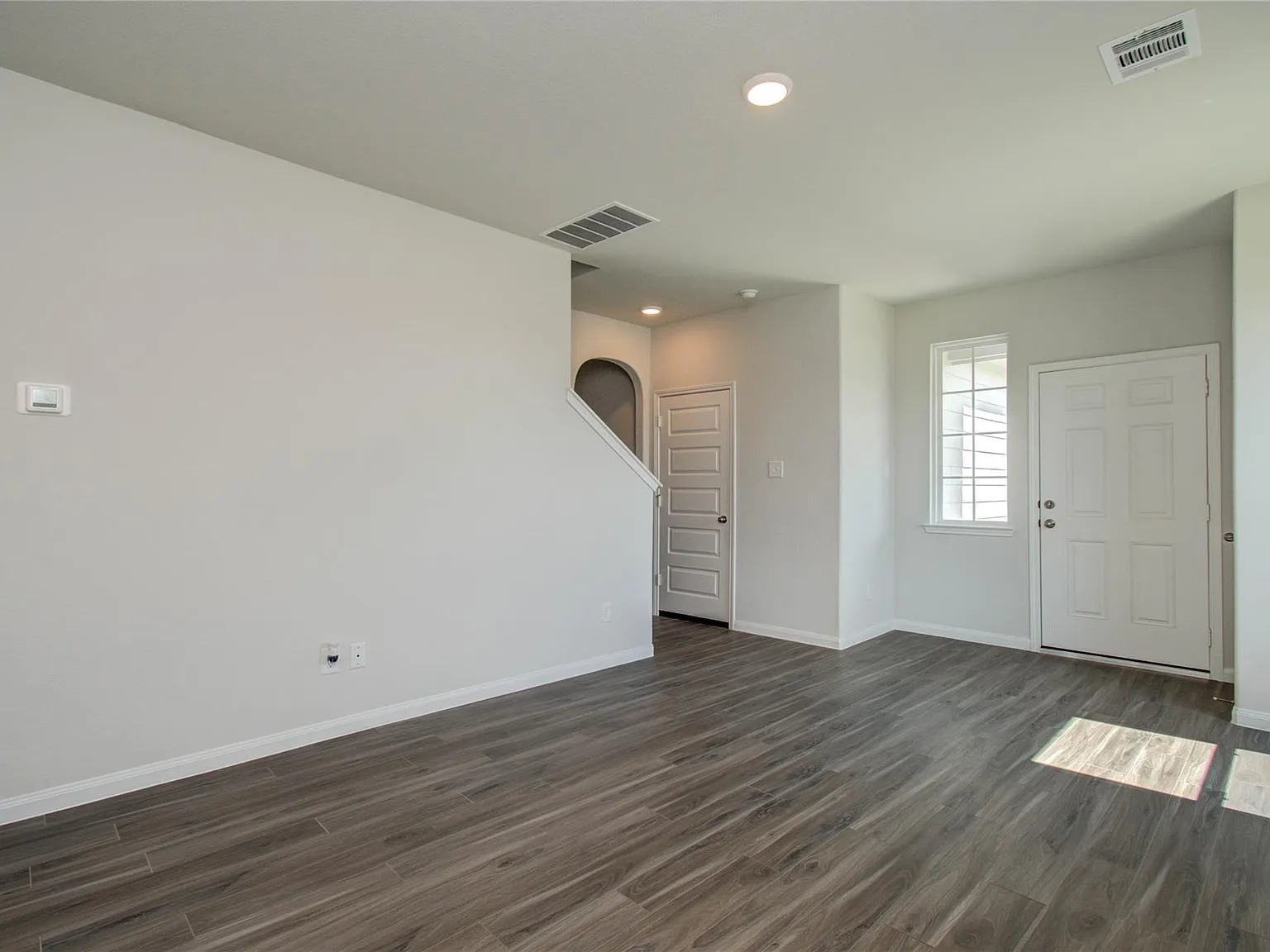 4 bed, 2.5 bath, 2100 sqft, $2,200 — Photo 4