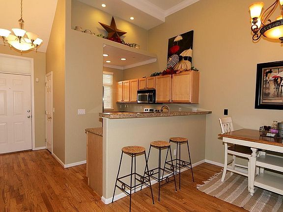 Open concept kitchen, great for entertaining.