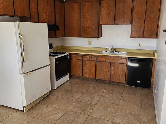 3rd image of 1626 W Augusta Dr W