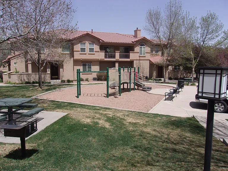 1456 Courtyard Hts — Photo 25