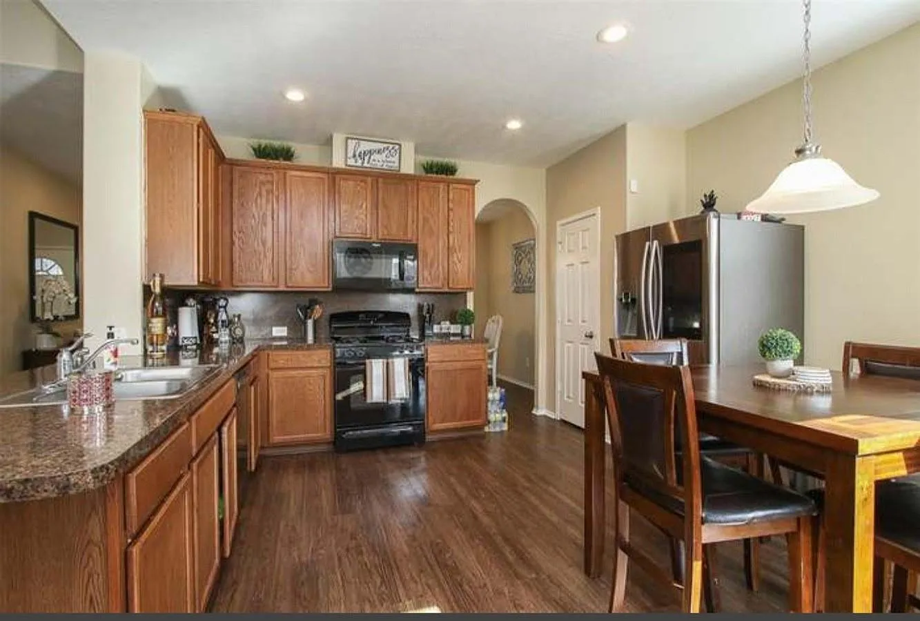 5 bed, 2.5 bath, 2535 sqft, $2,800 — Photo 3