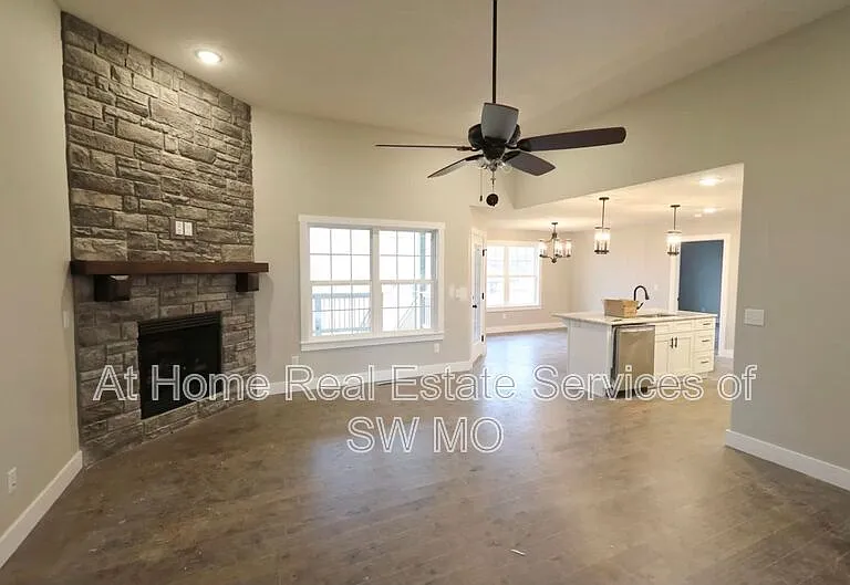 4526 Venice Ave — Photo 2
