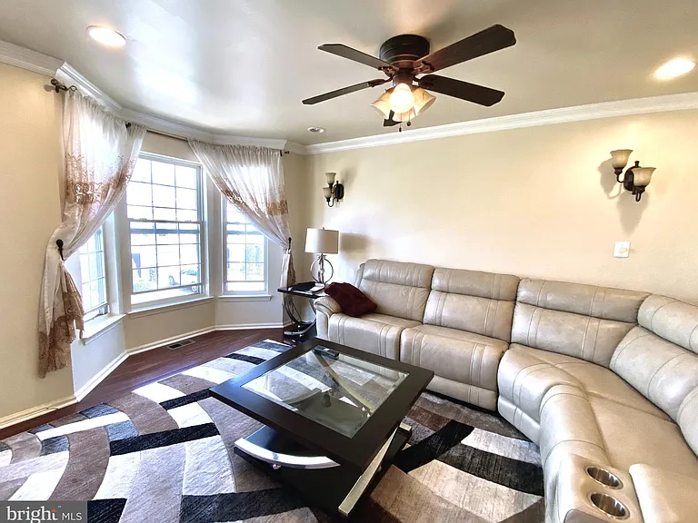 240 William Livingston Ct — Photo 5