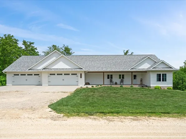21104 Rebel Dr, Anamosa, IA 52205