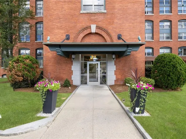 1 Tupperware Dr Unit 209, North Smithfield, RI 02896