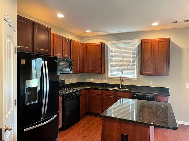 1676 Stonewater Dr — Photo 2