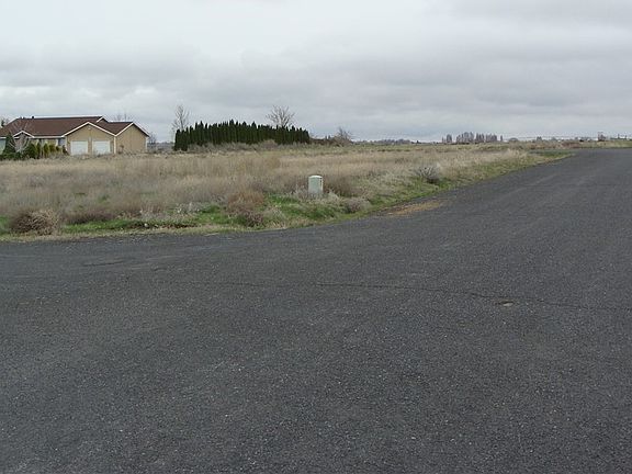 3rd image of 3117 Kestrel Dr NE