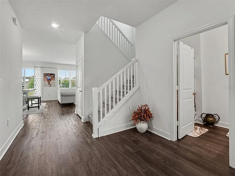 905 Overpool Ave — Photo 3