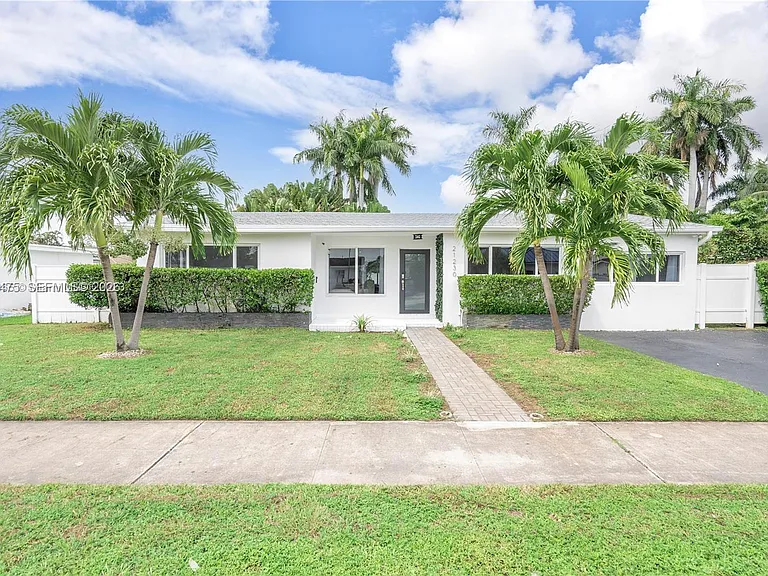 21230 NE 24th Ct — Photo 5