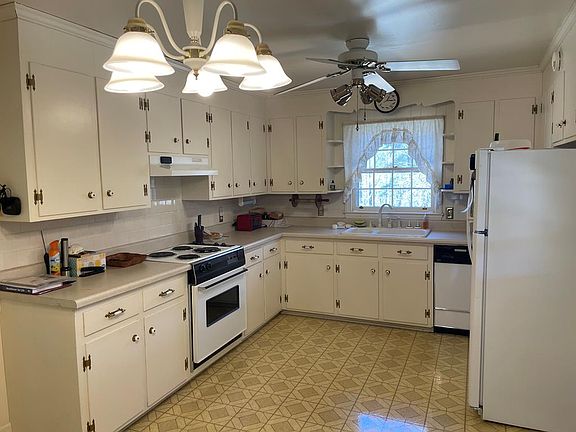 3rd image of 1098 E Oak Hill Dr