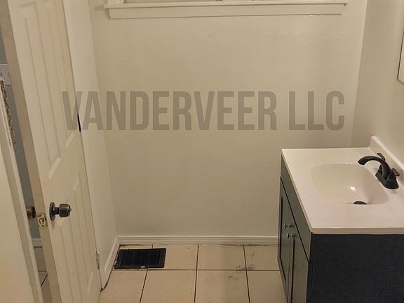 5th image of 225 Vanderveer St #3
