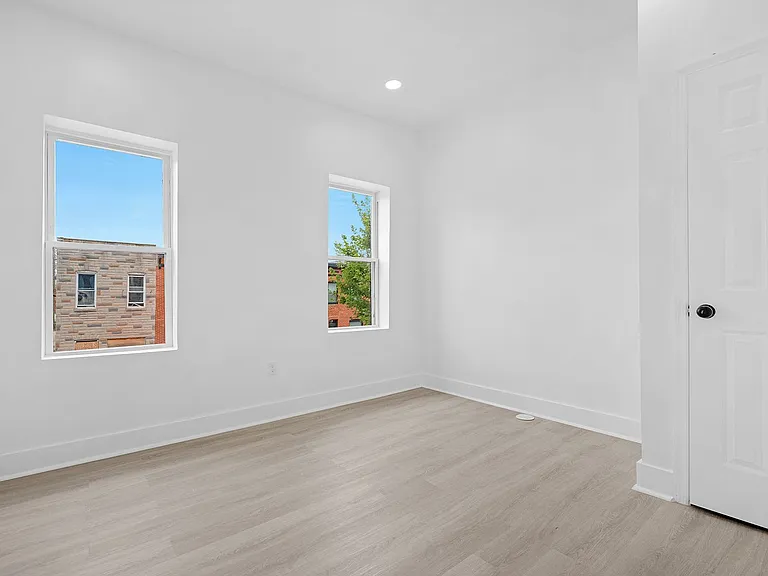 2213 E Madison St — Photo 21