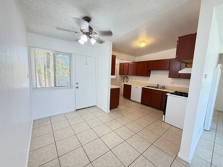 305 Oasis Dr — Photo 3