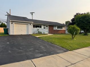 82 Indian Creek Dr, Levittown, PA 19057