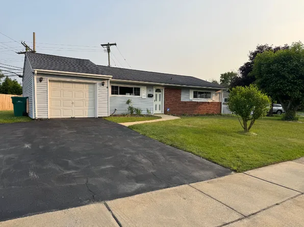 82 Indian Creek Dr, Levittown, PA 19057