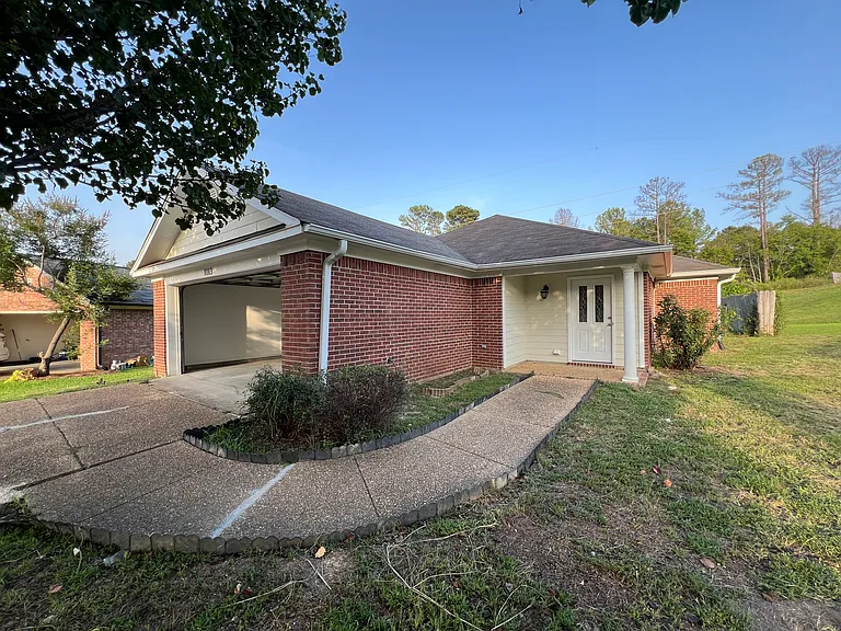 1013 Carlyle Cv — Photo 2