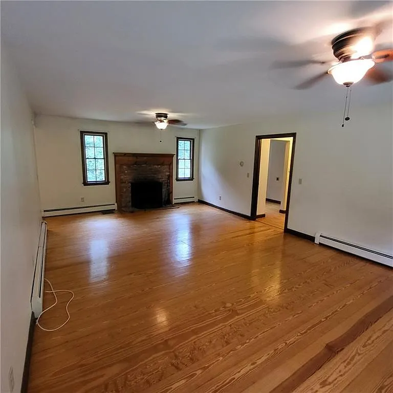 3 bed, 3.0 bath, 2710 sqft, $4,500 — Photo 3