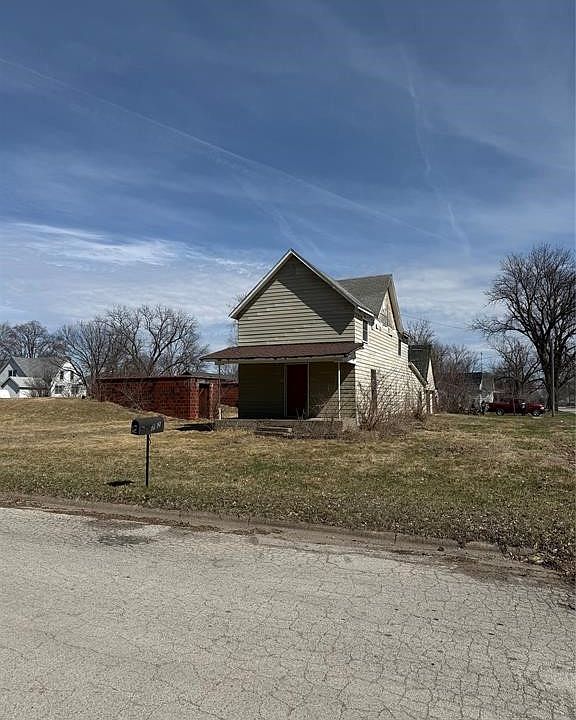 1st image of 702 2nd St