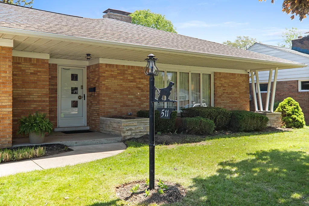 511 Indiana Dr — Photo 3