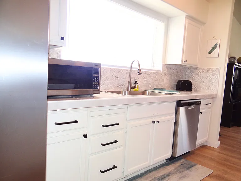Our fully equipped kitchen includes everything you need for your culinary adventures, featuring modern appliances, a dishwasher, air-fryer, instapot and unique extras for your enjoyment.