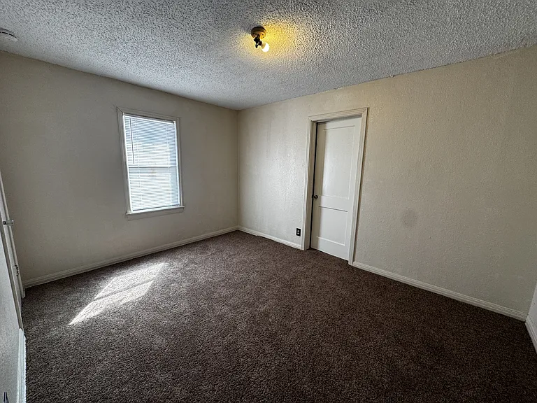 4220 Broaddus Ave — Photo 9