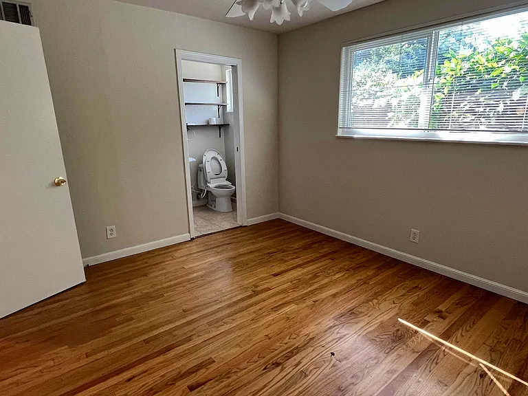 2000 Santa Cruz Ave — Photo 20