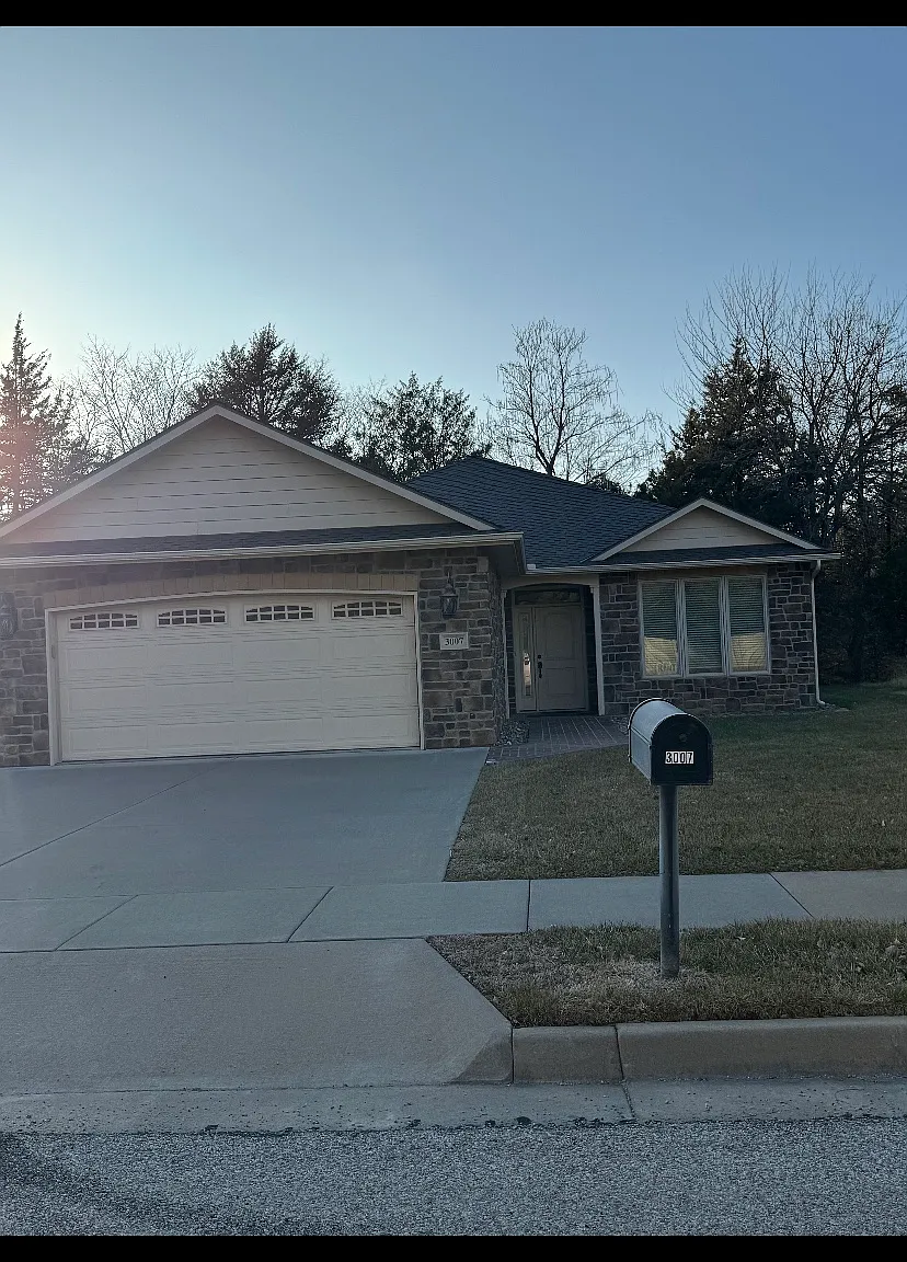 Pine Hill Pl, Hutchinson — Photo 1