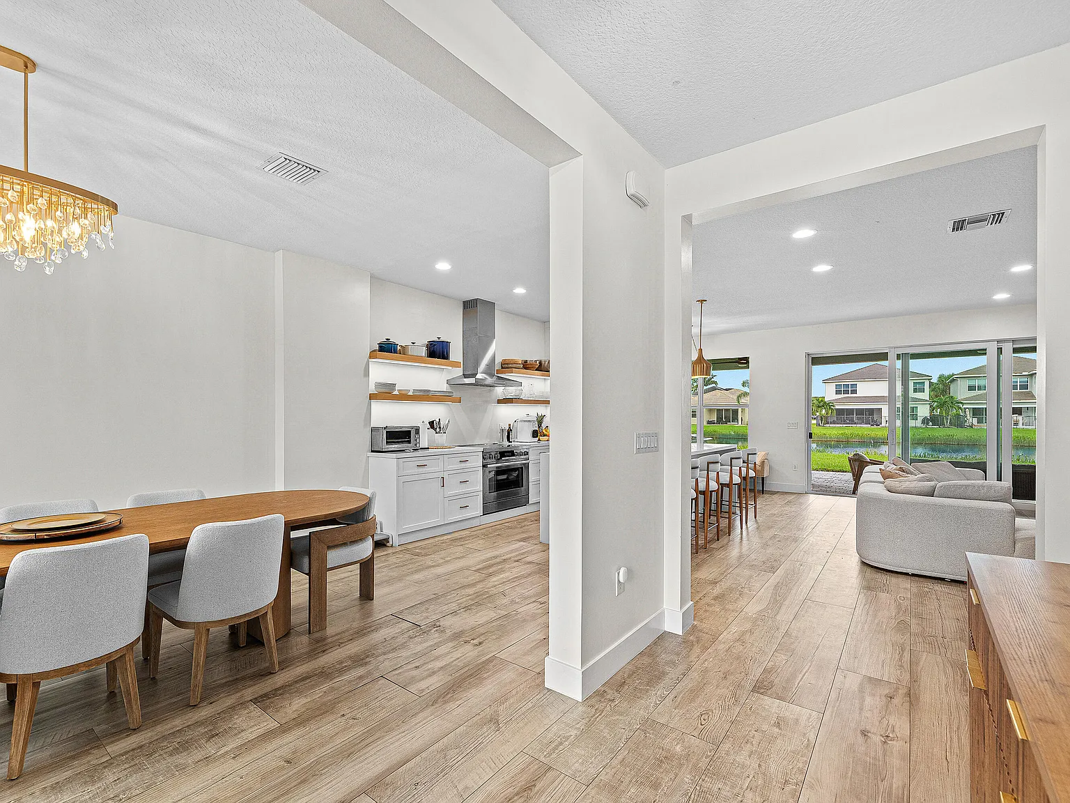 5 bed, 4.0 bath, 2848 sqft, $10,000 — Photo 2