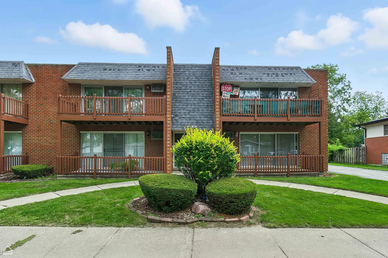 523 N Pleasant Dr APT 1A photo 1