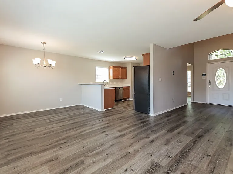 1107 Caroline Dr — Photo 5