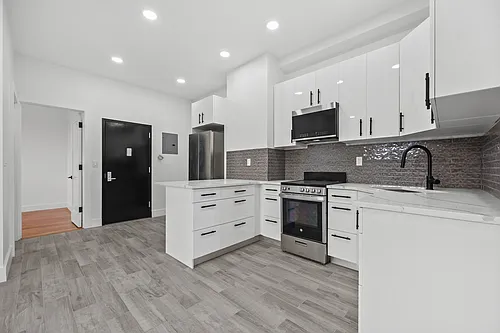 68 E 43rd St #2A Photo 1