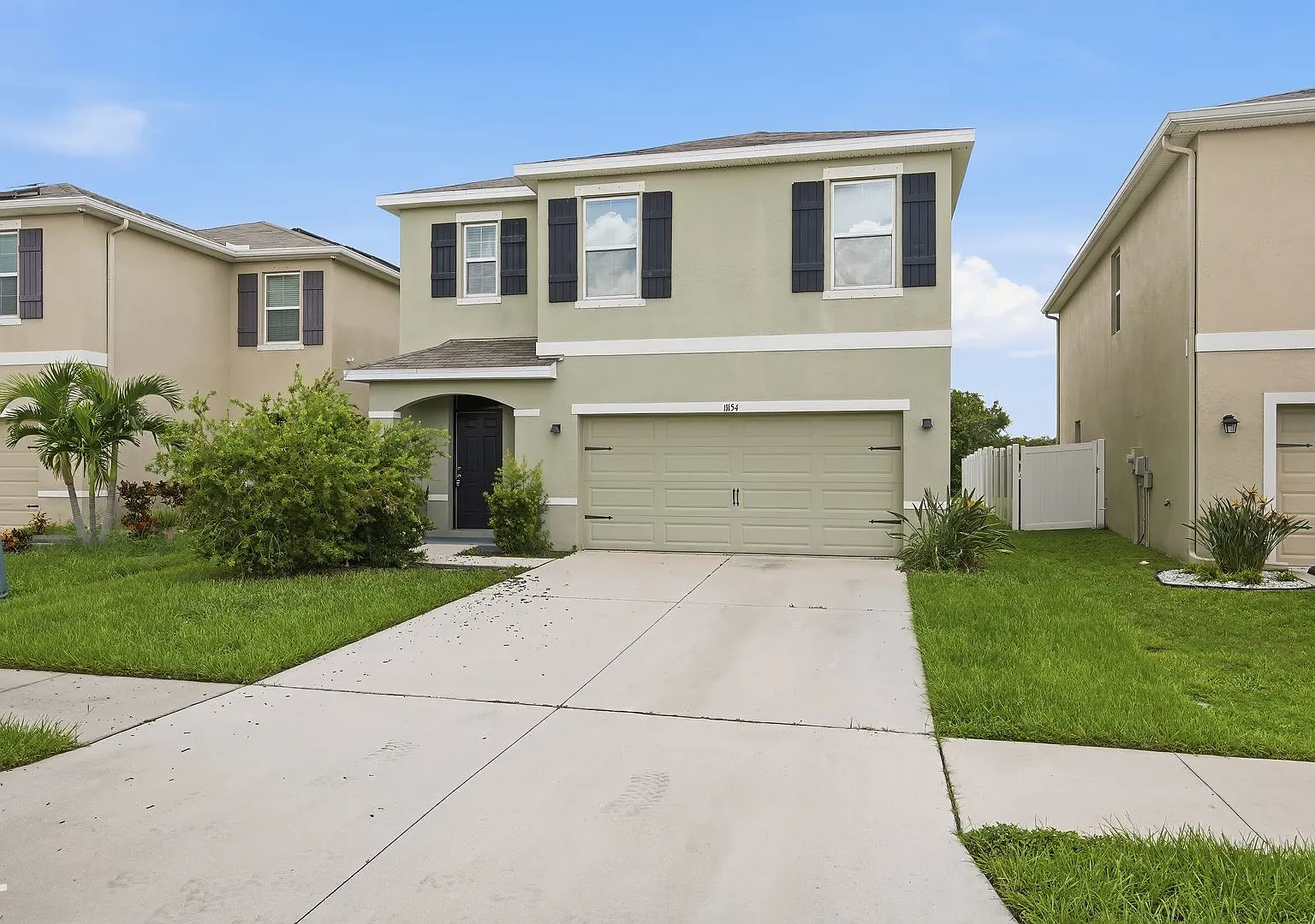Large 5bds/2.5 Bths Home With Loft , Large Backyard Close To All! — Photo 2