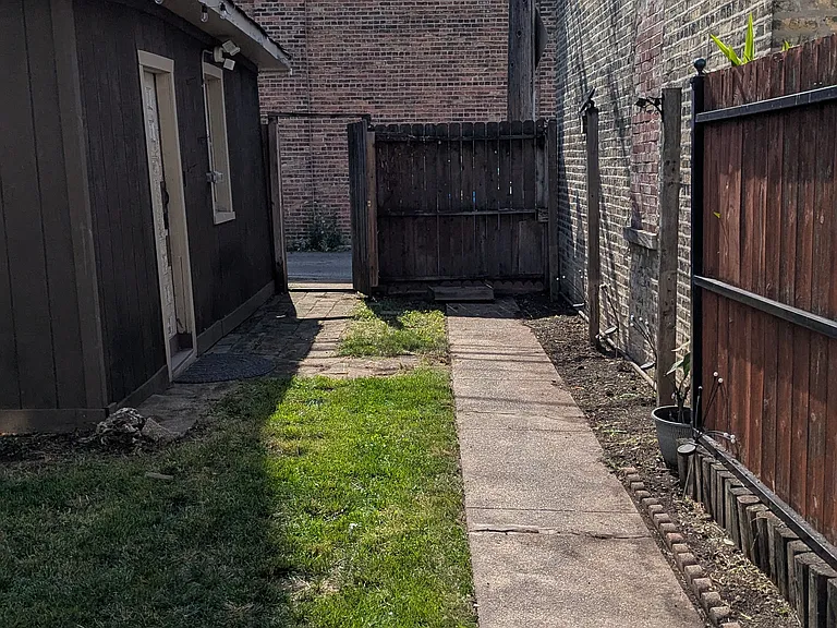 2644 N Harding Ave #1 — Photo 17