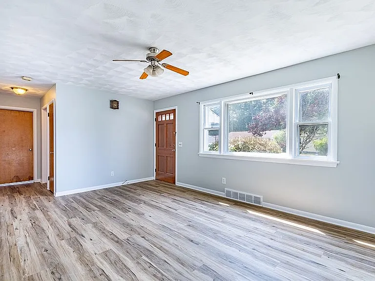 138 Clark Ave — Photo 12