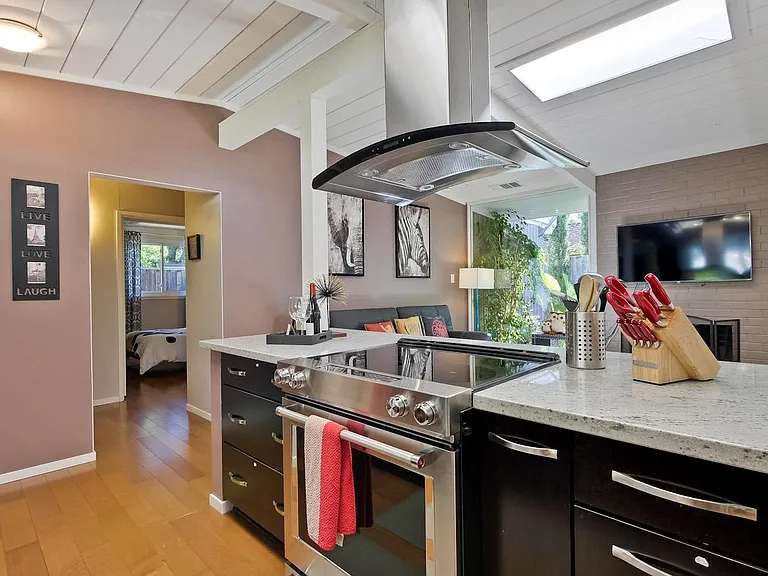 2538 Alvin St — Photo 2