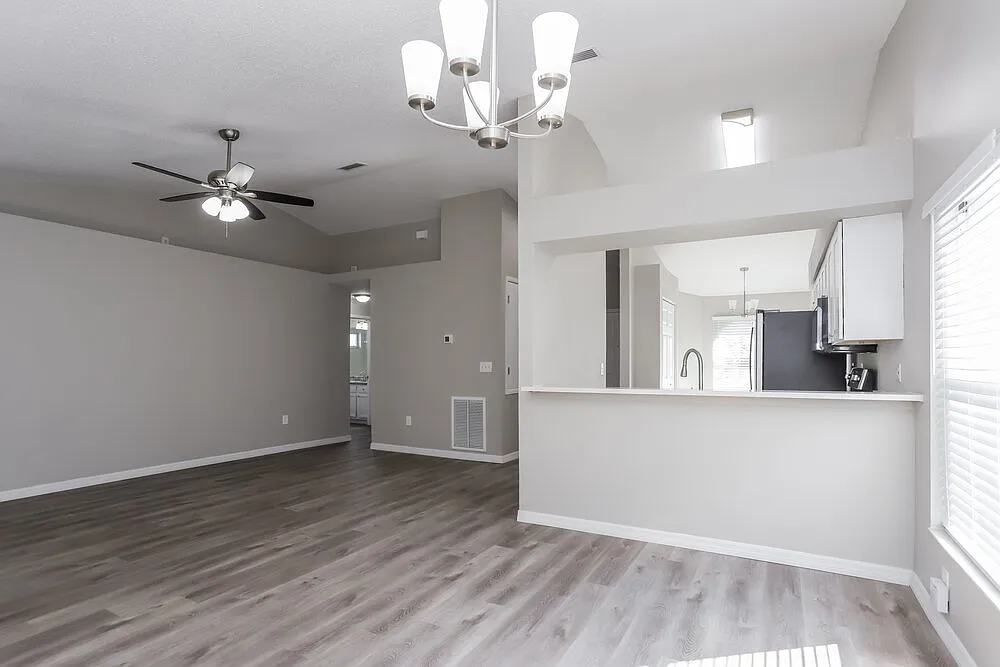 3 bed, 2.0 bath, 1363 sqft, $2,340 — Photo 4