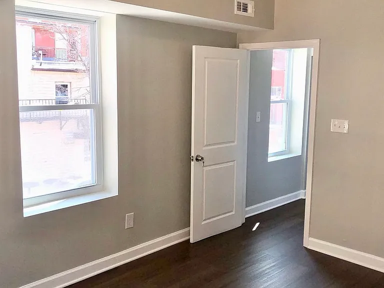 313 W Madison St — Photo 8