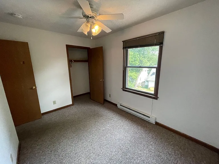 Leslie Manor Apartments — Photo 10