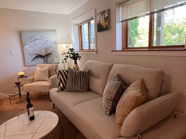 4 W 12th Ave, Vancouver, BC V6R 2M8