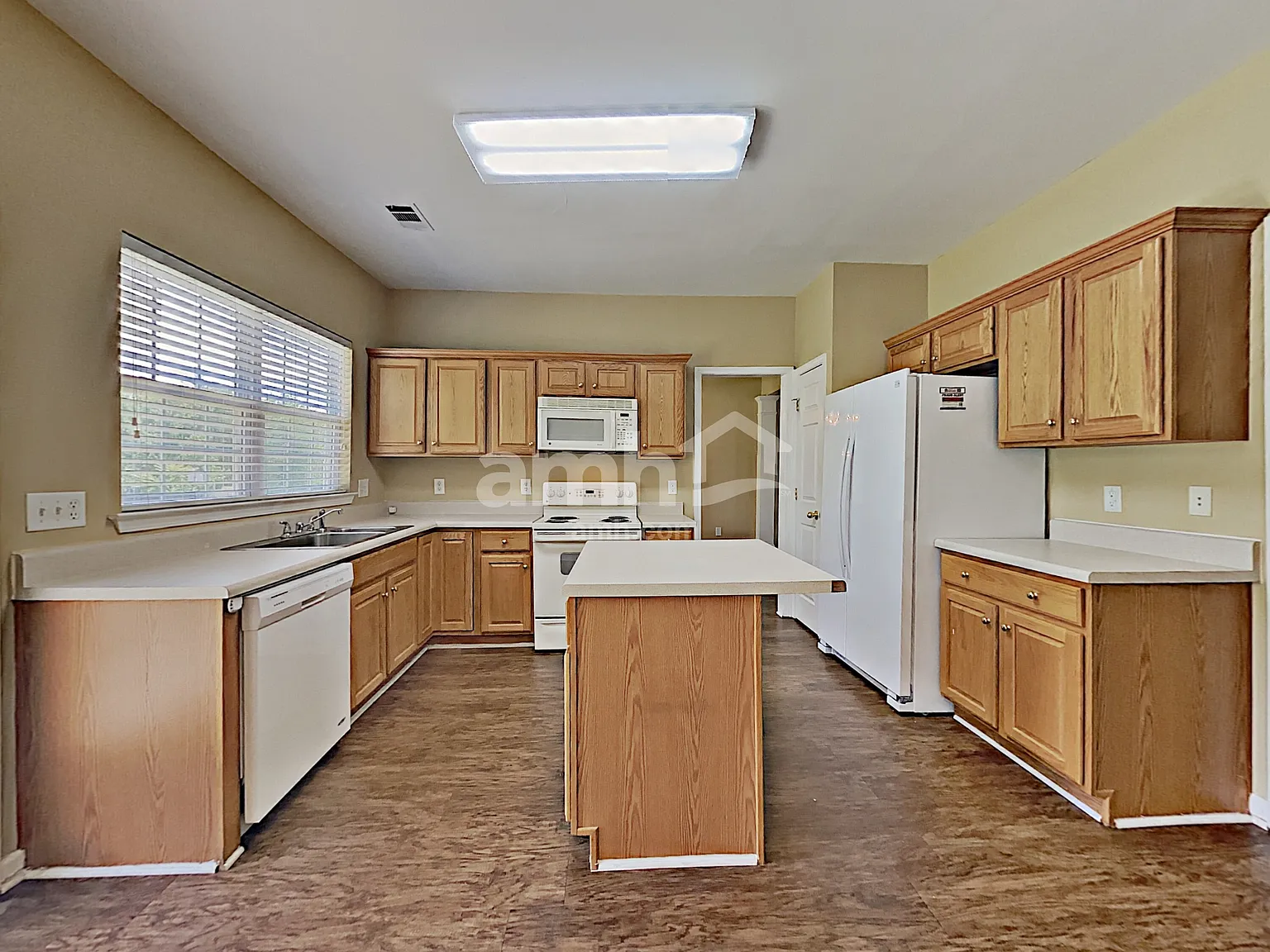 4 bed, 2.5 bath, 2331 sqft, $2,690 — Photo 4
