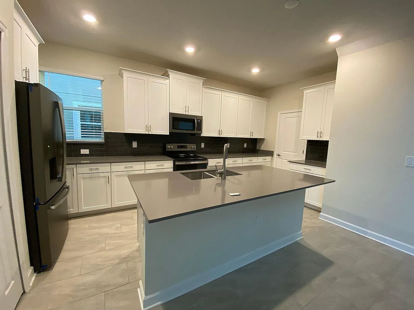 5 bed, 3081 sqft, $3,850 — Photo 2