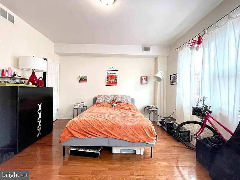 1131 Green St #2 — Photo 3