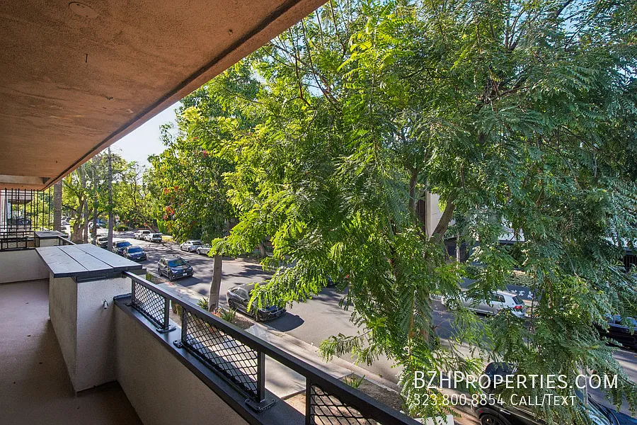Building Photo - 7540 Hampton Ave #202