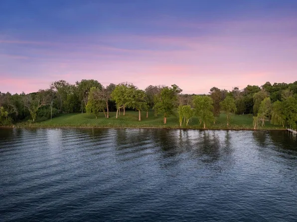 555 Bushaway Rd, Wayzata, MN 55391