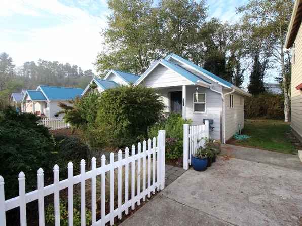 909 SW 48th St, Lincoln City, OR 97367