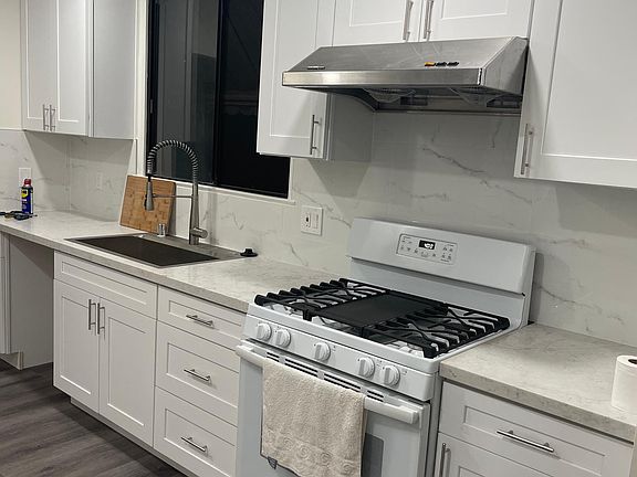 4th image of 2213 W Victoria Ave