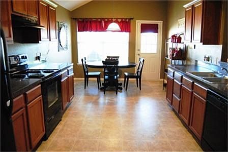 3rd image of 2101 Sunny Side Dr